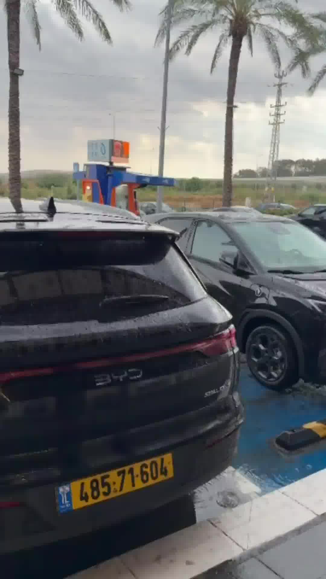 הגשם הגיע לאזור השרון: מבול כבד ירד בשפיים - כך נראים הרחובות