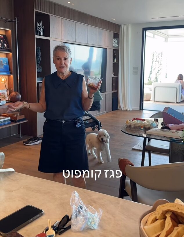 דניאל ואמילי מציצים סלון 00