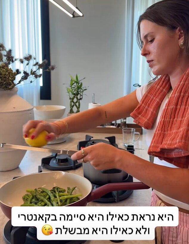 דניאל ואמילי מציצים מטבח 6