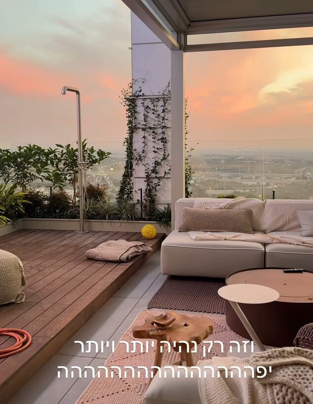 דניאל ואמילי מציצים מרפסת 