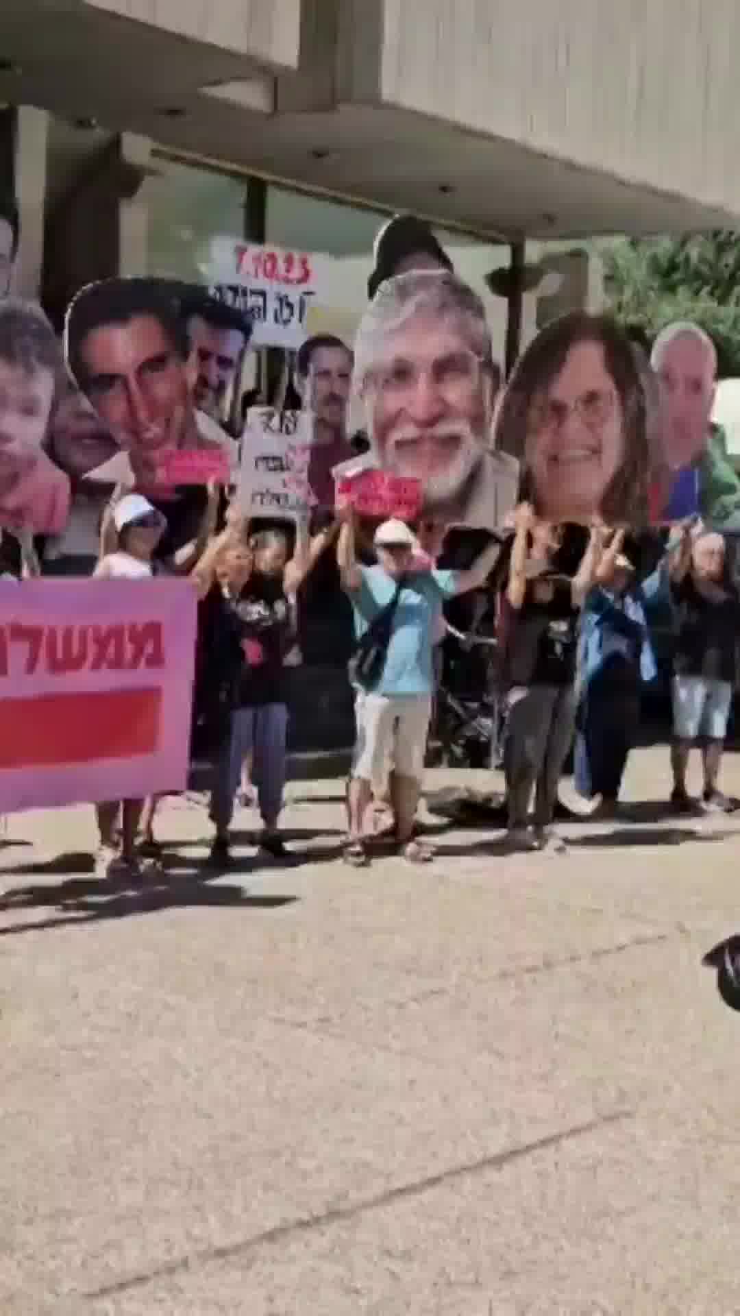 דקה של עצירה: בכיכר החטופים בתל אביב הונפו שלטים עם תמונותיהם של הנרצחים