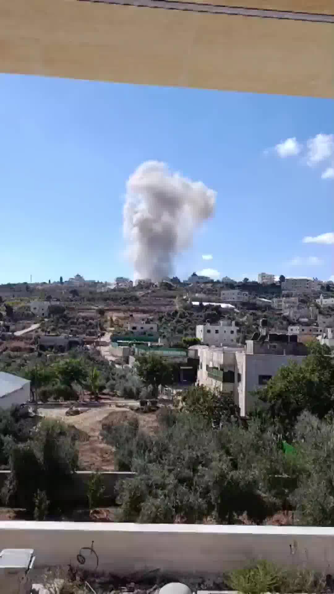 דיווח ערבי: צה״ל פוצץ את ביתו של המחבל שרצח את נתנאל שקרון ז"ל בעיירה בידו שמצפון-מערב לירושלים
