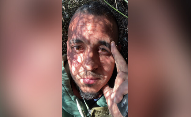 מסתתר בשיח ומחכה לחילוץ מסתתר בשיח ומחכה לחילוץ