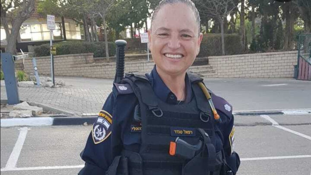 לחמה בגבורה על גג התחנה ושרדה - קצינת המשטרה מאלי 