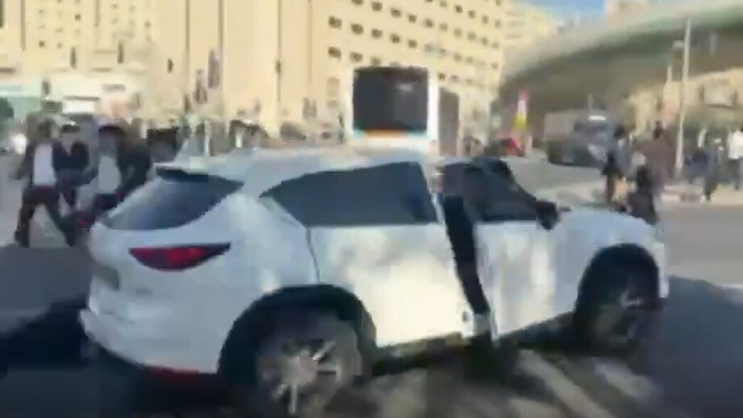 עומסי תנועה כבדים, רכב תועד פוגע במפגינים בי-ם ונמלט