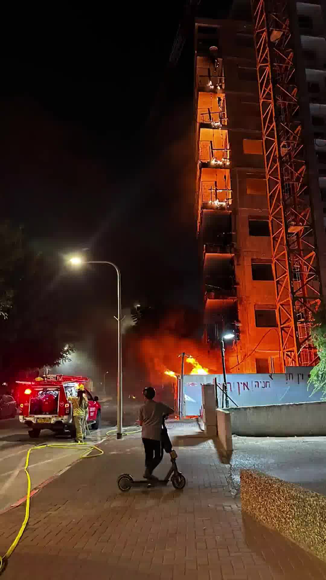 שריפה ענקית פרצה ברחוב זליג בס בפתח תקווה