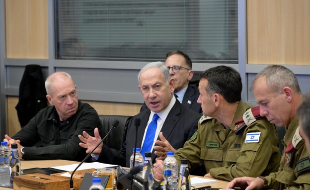 נתניהו, המזכיר הצבאי אבי גיל, הרמטכ"ל הלוי בהערכת מצב ב-8.10.2023 נתניהו, המזכיר הצבאי אבי גיל, הרמטכ"ל הלוי בהערכת מצב ב-8.10.2023