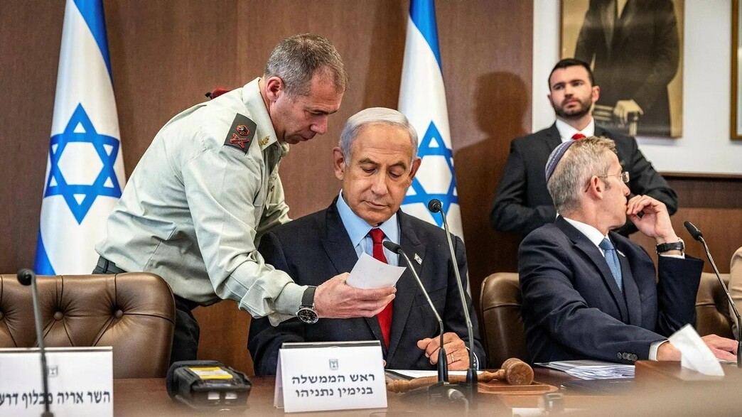 ראש הממשלה בנימין נתניהו ומזכירו הצבאי אבי גיל ראש הממשלה בנימין נתניהו ומזכירו הצבאי אבי גיל
