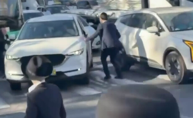 תיעוד דריסת המפגין בהפגנת החרדים בירושלים