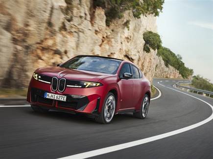 ויש גם גרסה ספורטיבית חדשה M60 xDrive שהגיעה גם ל-iX3 ויש גם גרסה ספורטיבית חדשה M60 xDrive שהגיעה גם ל-iX3