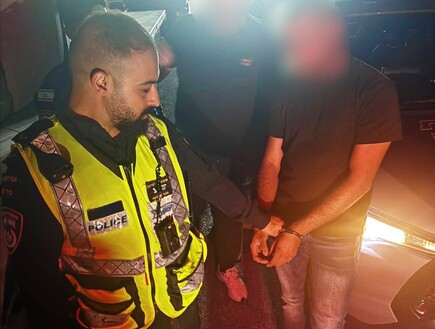 "הוא היה בהיסטריה": החתן המיועד ברח לארוסתו והשאיר אותה לבד במכונית היוקרתית