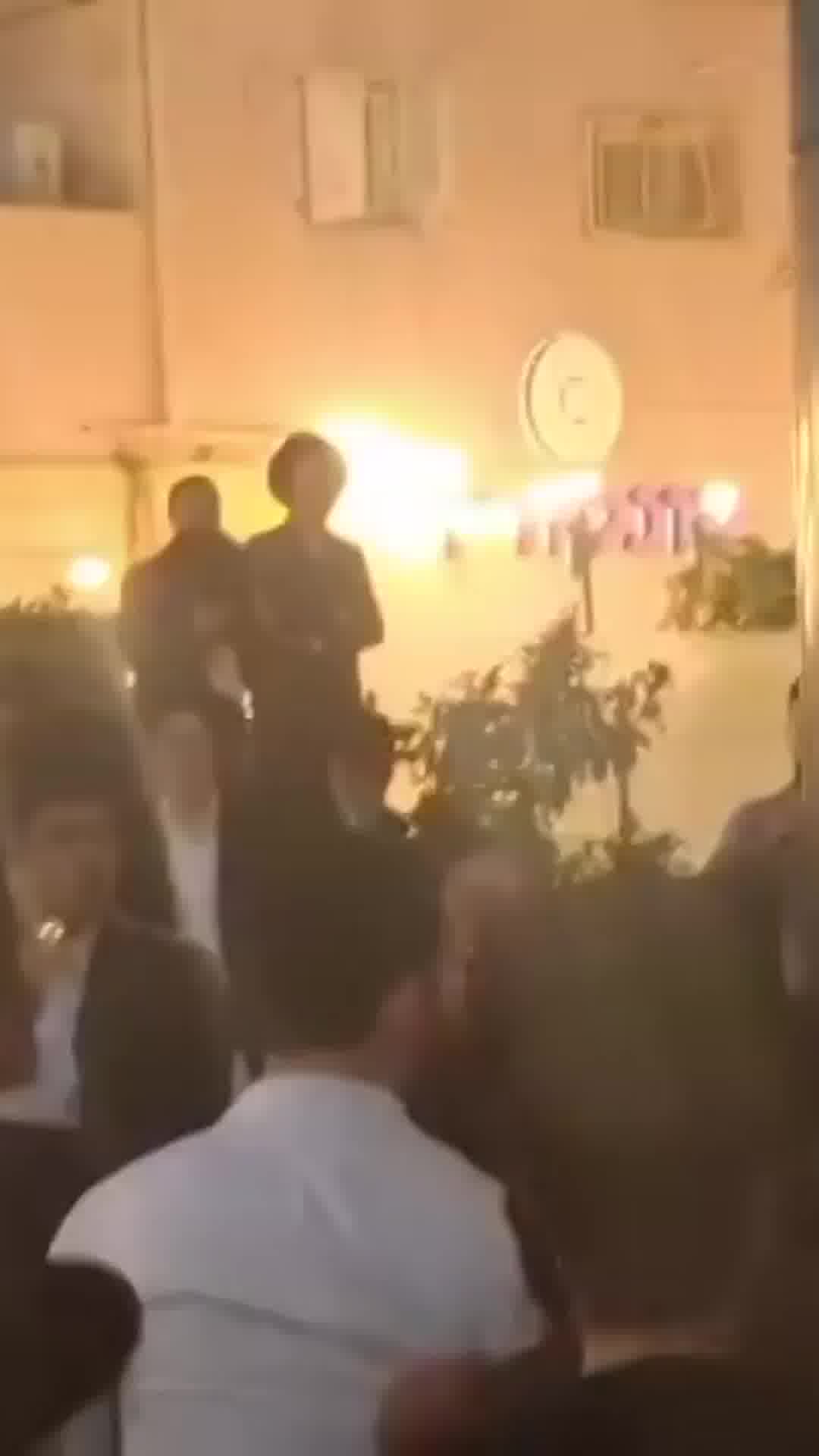 מפגינים הגיעו הלילה בבני ברק שבו נמצאת יחידה לשילוב חרדים בצה"ל וניסו להיכנס, שוטרים פינו אותם