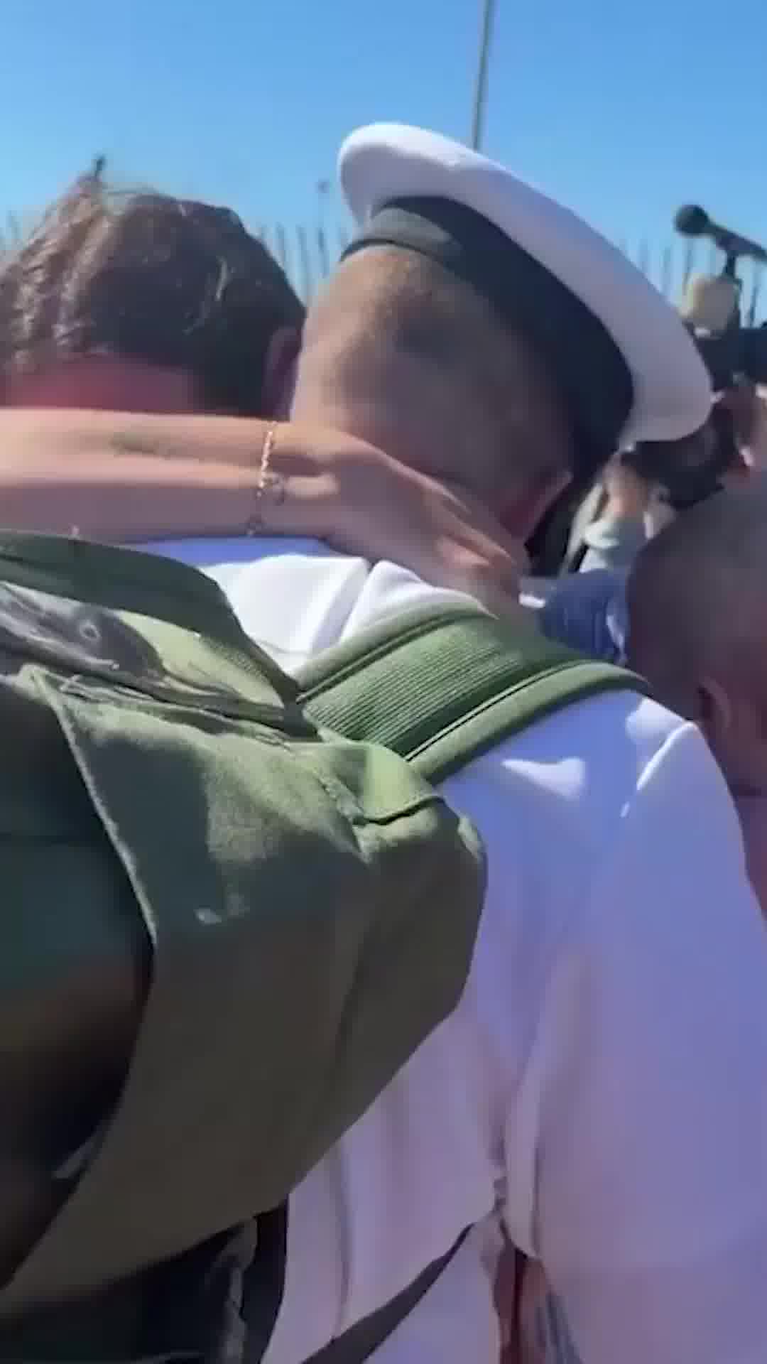לאחר שחזר מהמזרח התיכון: החייל האמריקאי מחבק לראשונה את בתו התינוקת