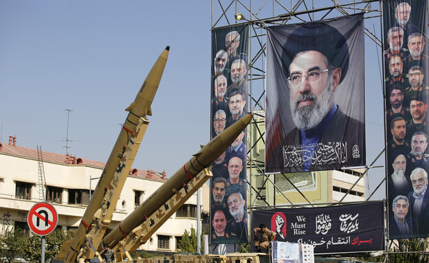 טילי זולפגאר לצד תמונות של המנהיג העליון ובכירי המשטר בכיכר בטהראן טילי זולפגאר לצד תמונות של המנהיג העליון ובכירי המשטר בכיכר בטהראן