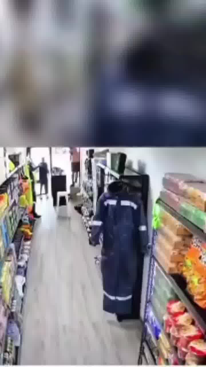 רעידת האדמה בפנמה: עובדי חנות האלכוהול מנסים לשמור על מה שחשוב להם באמת