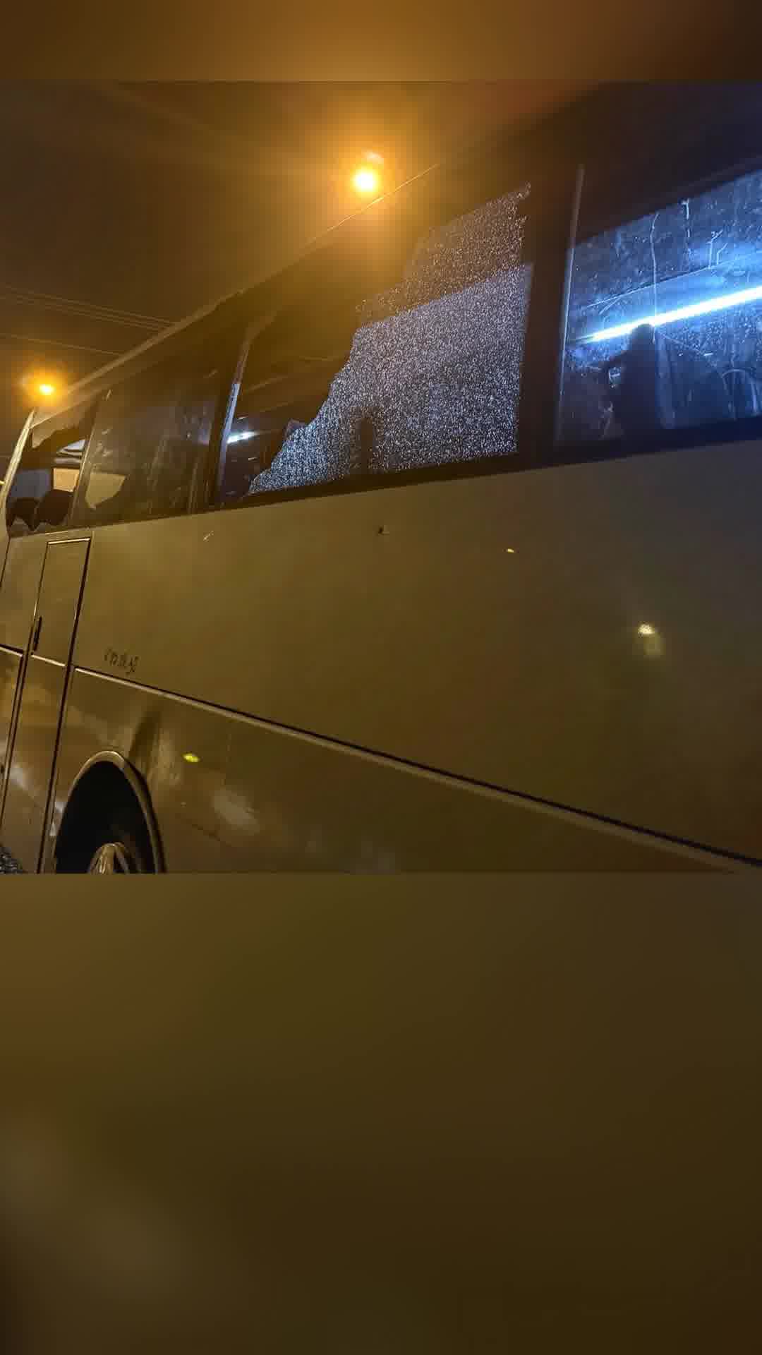 אוהדים של מכבי ת"א השליכו אבנים לעבר אוטובוס שהסיע אוהדים של בני סכנין - המשטרה פתחה בחקירה
