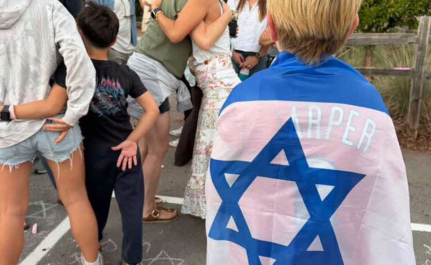 תהלוכה בעיירה סן אנסלמו, בעקבות ציור צלב קרס (צילום: יאיר לוין)
