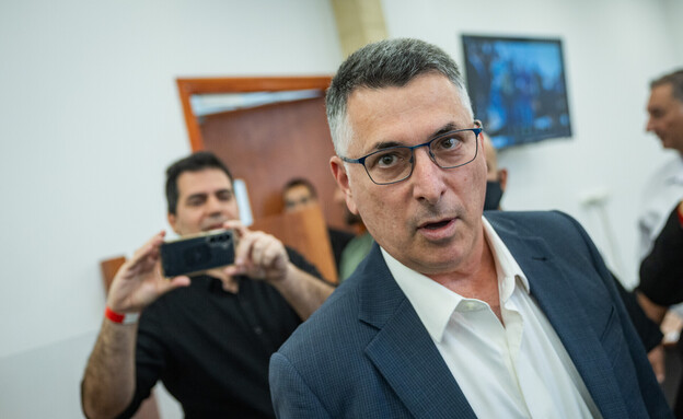 שר החוץ גדעון סער בבית המשפט