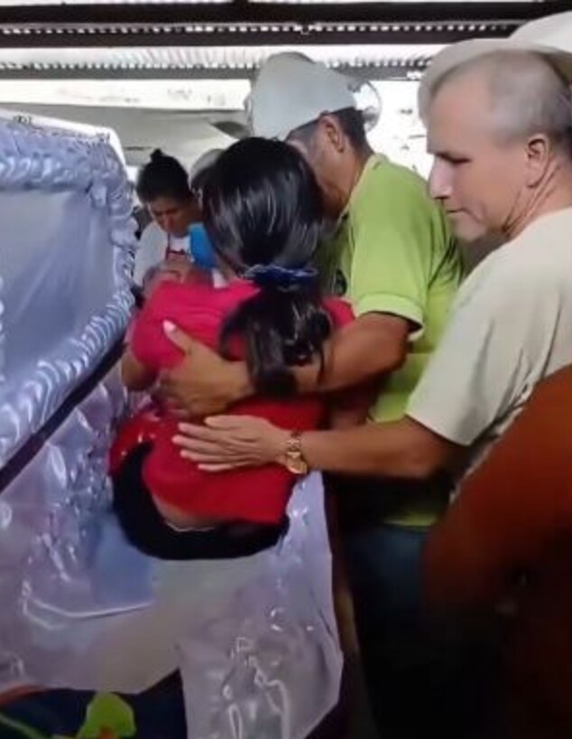 בת ה-15 "קמה לתחייה" באמצע טקס הלוויה שלה