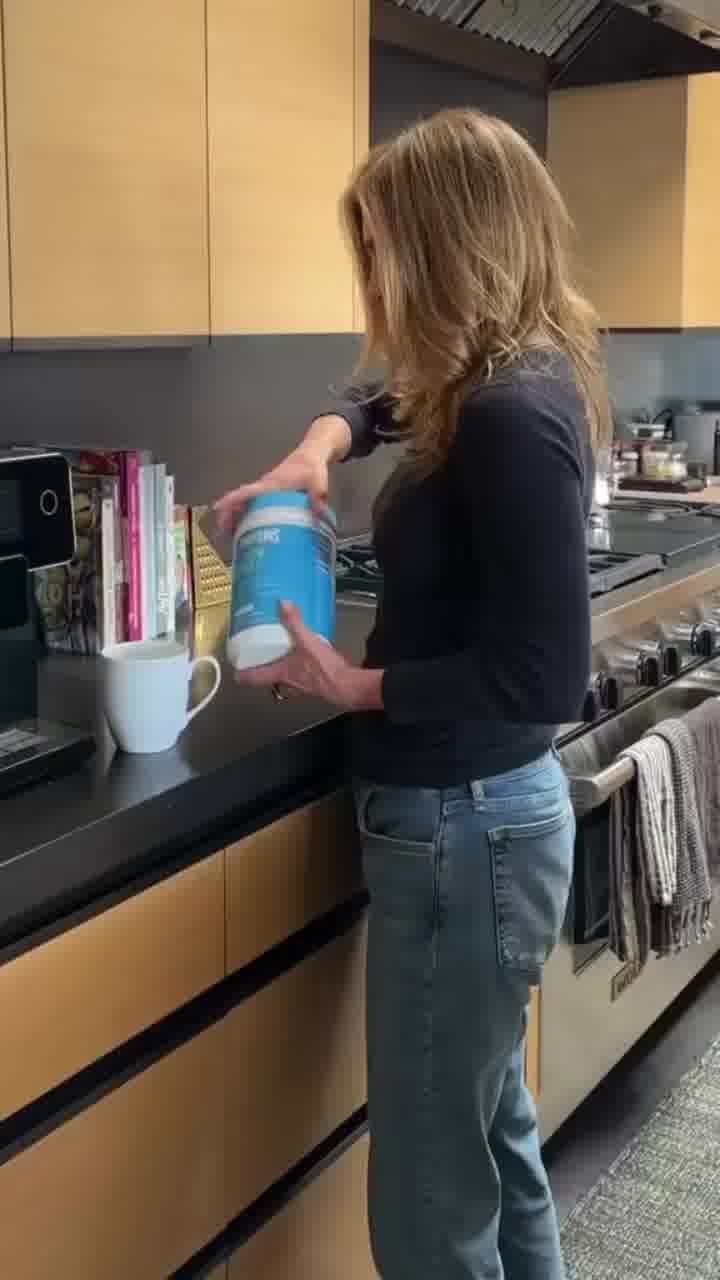 ג׳ניפר אניסטון חזק בקולגן