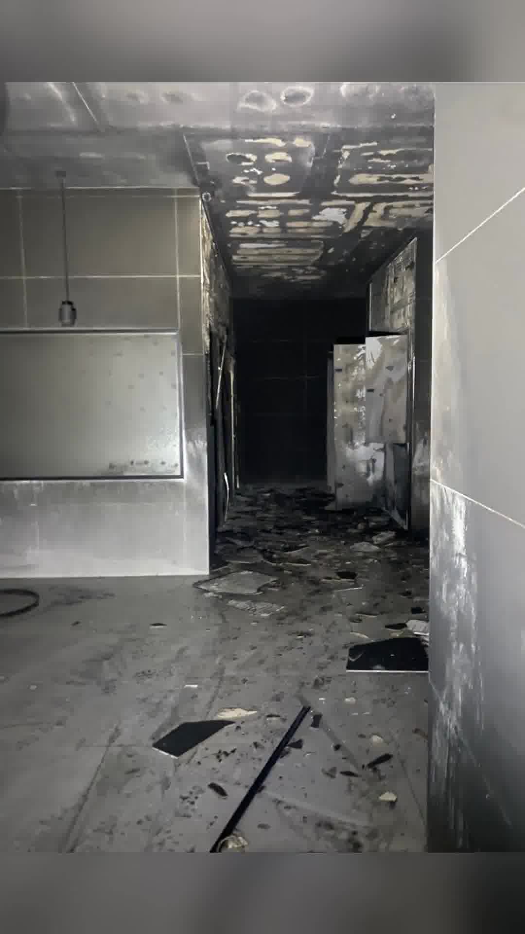 לובי של בניין דירות ברחוב חיים נחמן ביאליק בחולון נשרף כליל. הנסיבות נבדקות