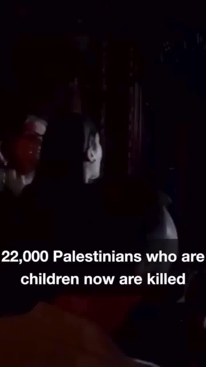 מפגינה פרו-פלסטינית קטעה את הופעתו של סיינפלד: "22 אלף ילדים נהרגו ואתה מספר בדיחות?"; הוא לא נותר ח