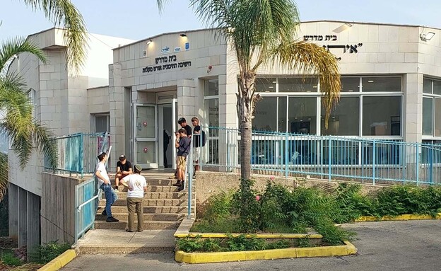 כוחות משטרה מחוץ לישיבה התיכונית אורט מעלות (צילום: שרה יחימוביץ, TPS)