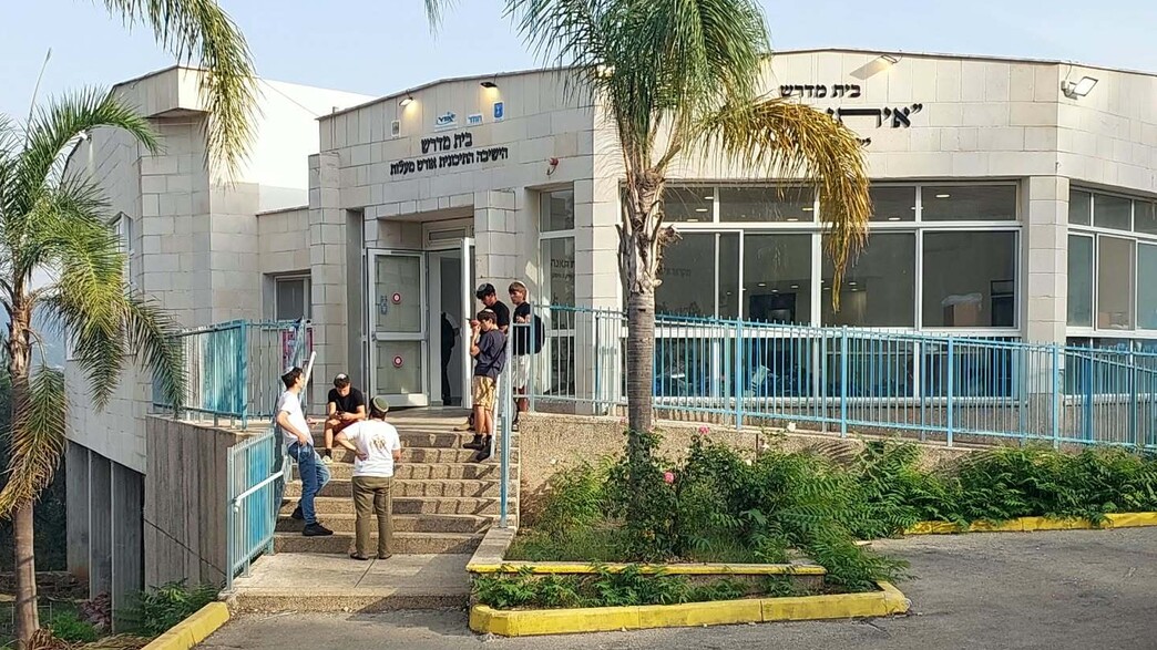 כוחות משטרה מחוץ לישיבה התיכונית אורט מעלות
