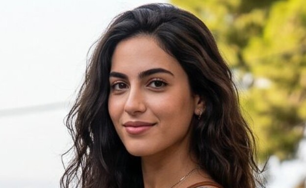 אישה צעירה עומדת ברחוב ומסתכלת למצלמה (AI: mako)