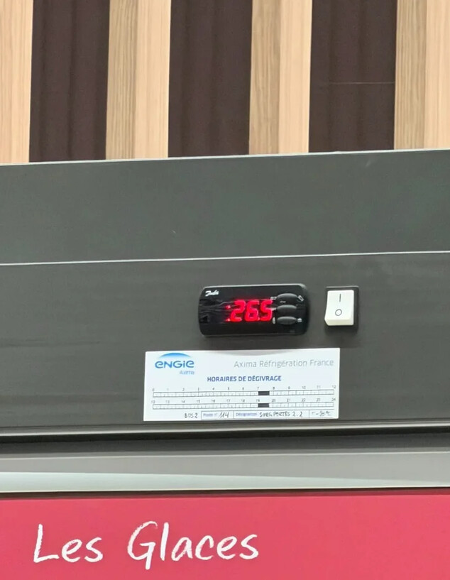 מדף גלידות בסופמרקט בצרפת מציג טמפרטורה של 26 מעלות, היום (ב') מדף גלידות בסופמרקט בצרפת מציג טמפרטורה של 26 מעלות, היום (ב')