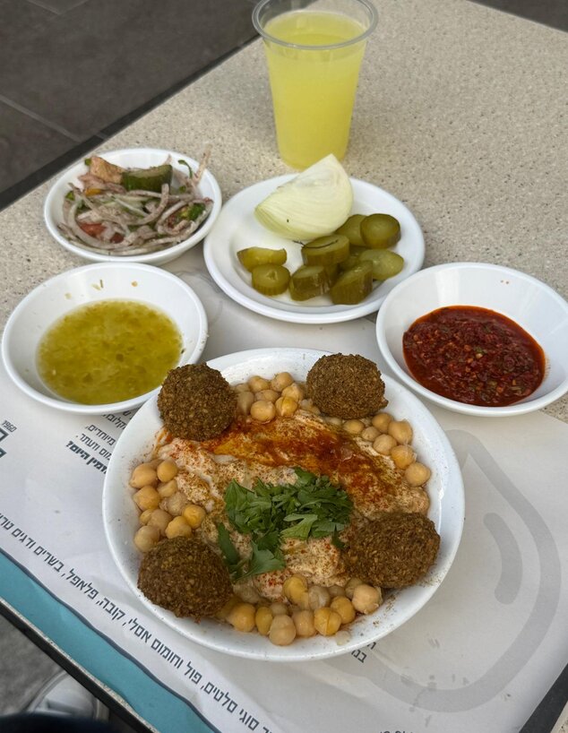 ארוחת מחלוטה. חומוס אסלי. תל אביב ארוחת מחלוטה. חומוס אסלי. תל אביב