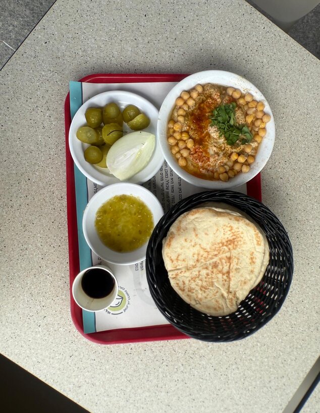 מגש האושר. חומוס אסלי. תל אביב מגש האושר. חומוס אסלי. תל אביב