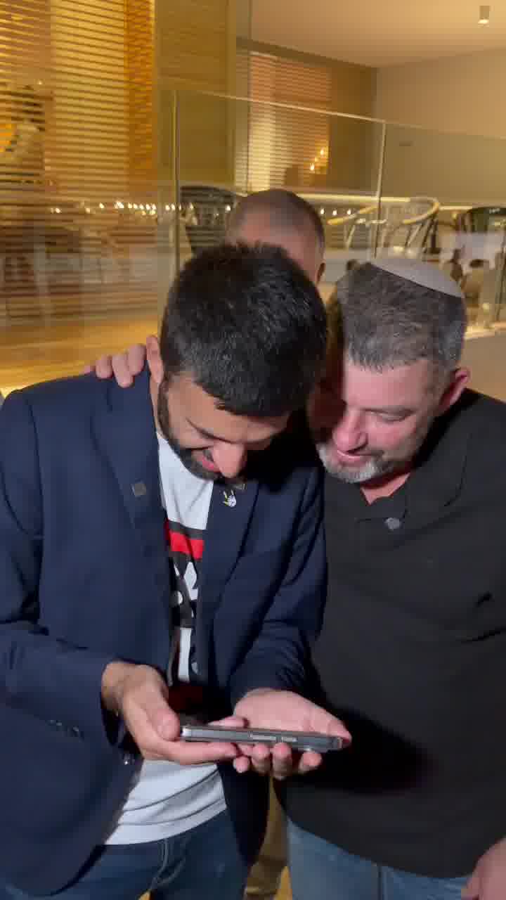 לא מפספסים: וינטר ויוסף חדאד צופים בחיקוי שלהם בארץ נהדרת