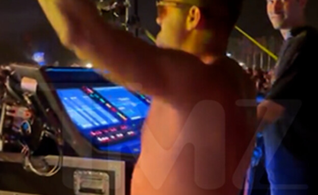 גבר עירום בהופעה של הצ'יינסמוקרס (צילום: TMZ)