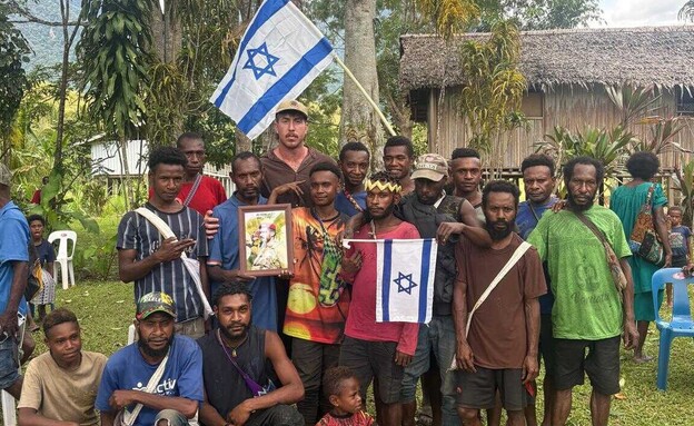 טל בביקור הראשון בפפואה