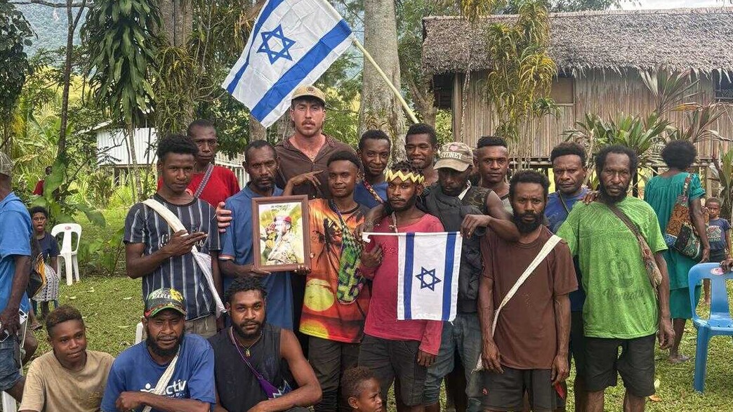 טל בביקור הראשון בפפואה טל בביקור הראשון בפפואה