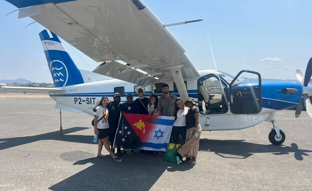 טל בדרך לביקור בשבט מרוחק יחד עם קבוצה 