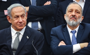 דרעי ונתניהו בישיבת הסיעה של ש"ס (צילום: יונתן זינדל, פלאש 90)