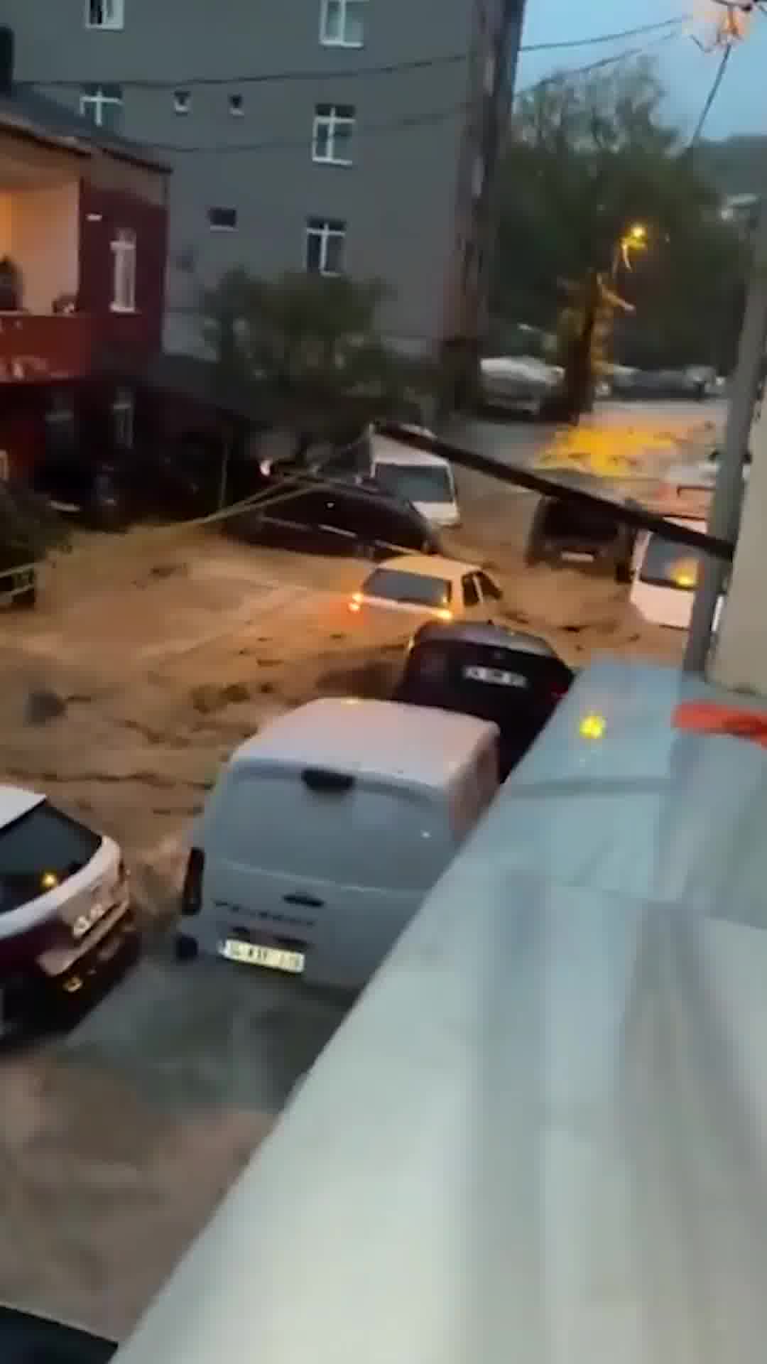 איסטנבול טובעת: שיטפונות כבדים הפכו את הרחובות בטורקיה לנהרות ענק