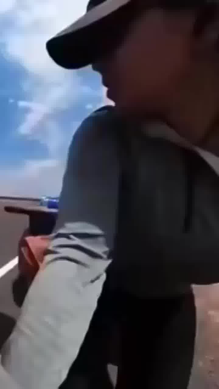 יצאה לטיול רכיבה בקניה, ומצאה את עצמה בורחת מפסיכופט חמוש במצ'טה
