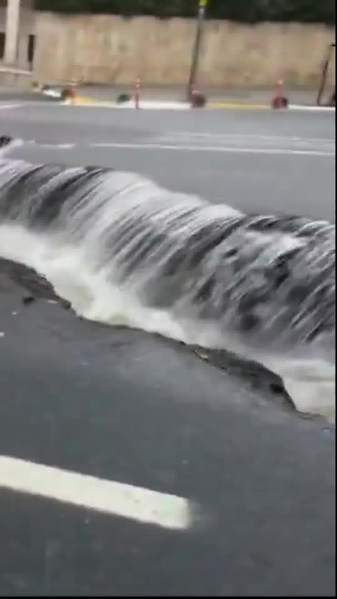 הכביש נפער לשניים: תיעוד דרמטי מהשיטפונות באיסטנבול