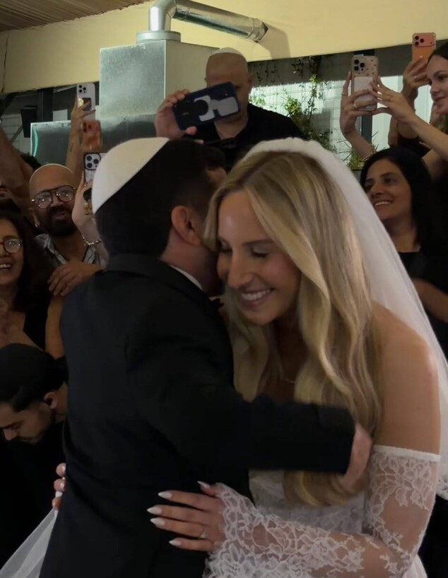 אלעד צפני ובת הזוג בדרך לחופה