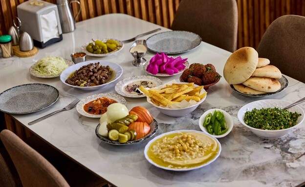 חומוסייה יוסף דאליית אל כרמל פתיחת שולחן חומוסייה יוסף דאליית אל כרמל פתיחת שולחן