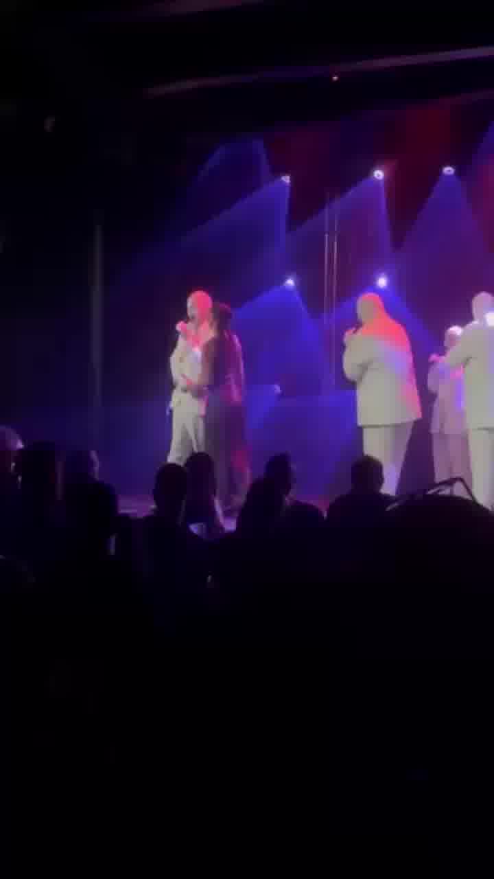רוקדים עם חייזרים: סנה סוקול הגיעה לצפות בהופעה של ה"ווקה פיפל״ - ואז זה קרה