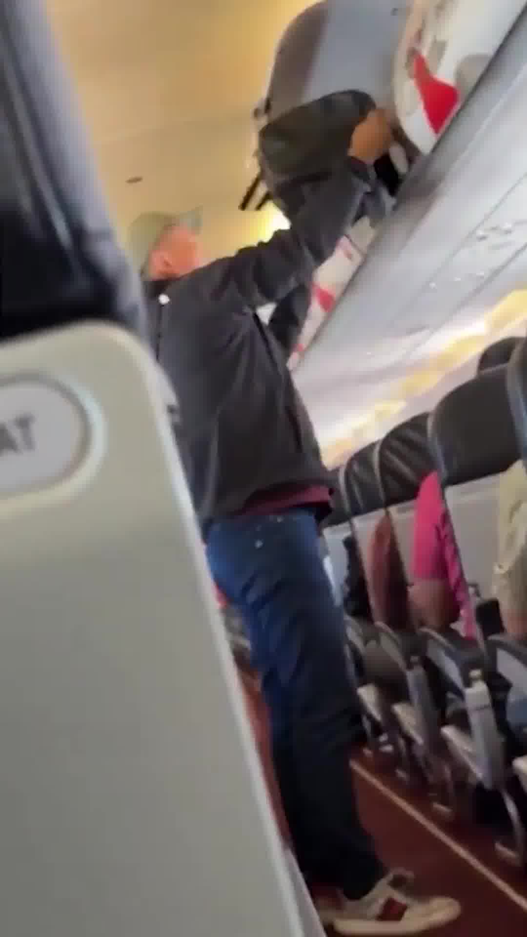 בזמן שהנוסעים ישנו בטיסה בתאילנד: תייר גנב כרטיסי אשראי, כסף וטלפונים מהתיקים - ונעצר