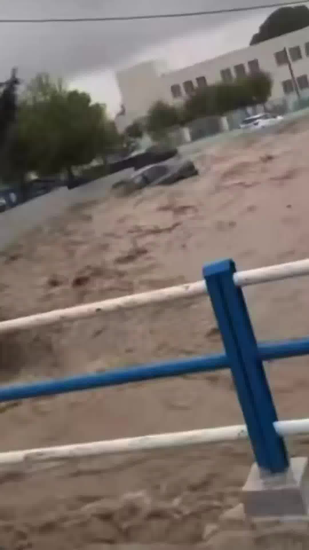 כאוס מוחלט: רגע לפני שמזג האוויר החורפי מגיע אלינו - זה מה שקורה ביוון
