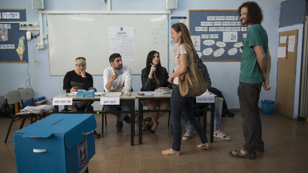 ישראלים מצביעים בקלפי ישראלים מצביעים בקלפי