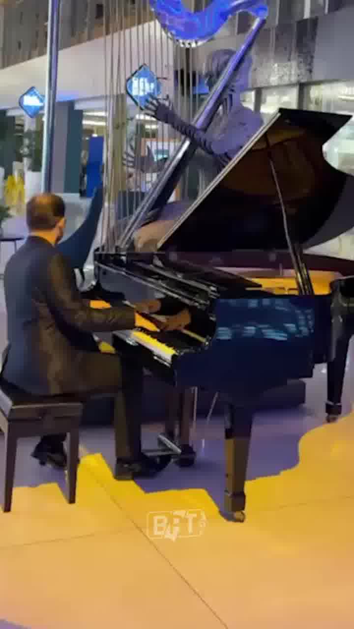 בינתיים בטורקיה... פסנתרן החליט לנגן את הפסקול של טיטניק על רקע ההצפות בקניון