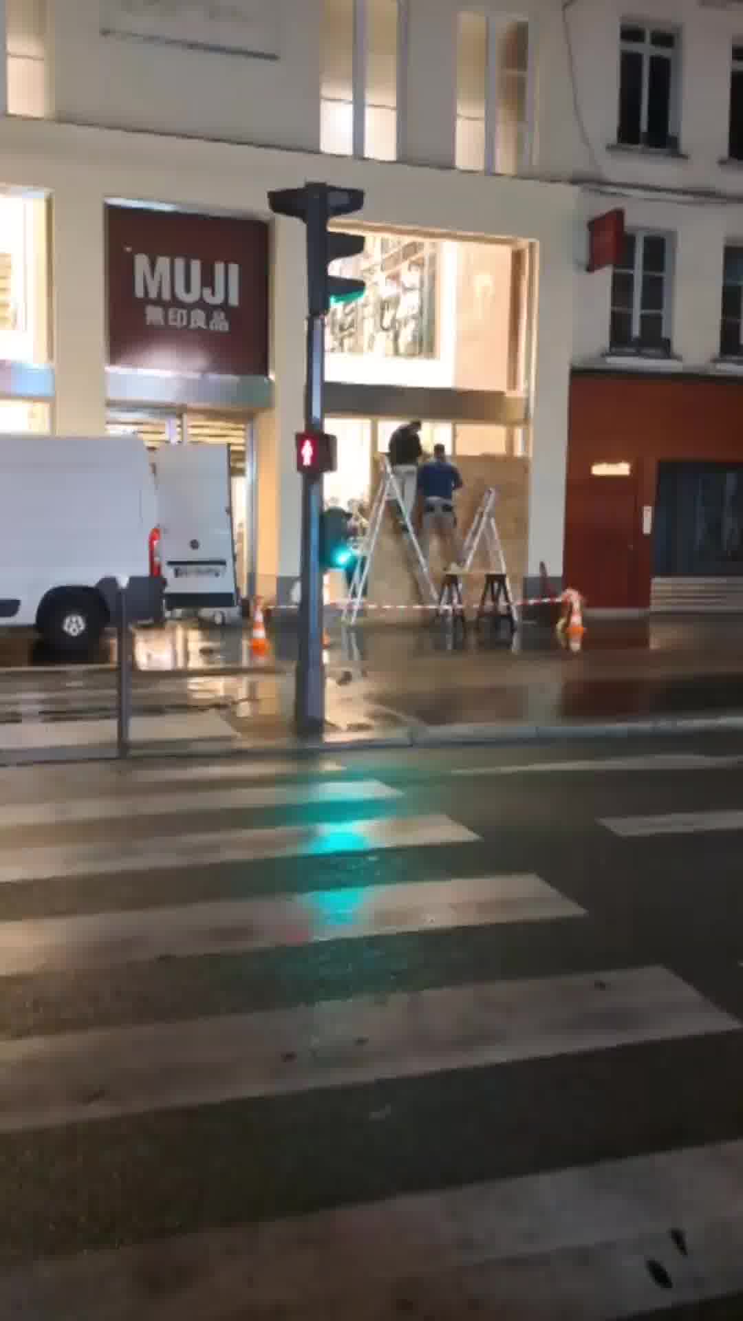 ברחובות פריז אוטמים את החנויות בקורות עץ לקראת הפגנות הענק מחר