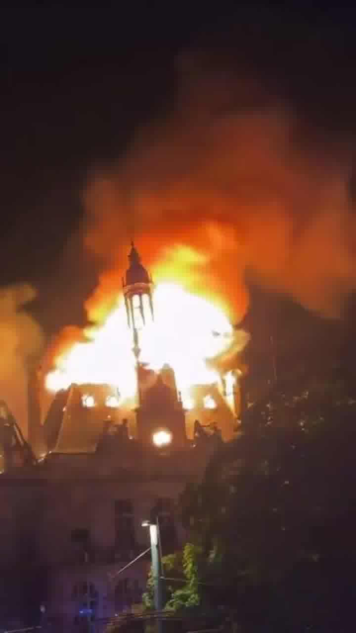 שריפה בבית העירייה בלימוז' שבצרפת. על פי הדיווחים, מפגינים הציתו את המבנה ההיסטורי